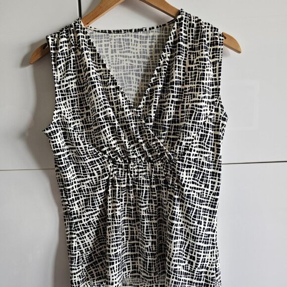 Lightweight Sleeveless Black and White Top - Picture 2 of 5